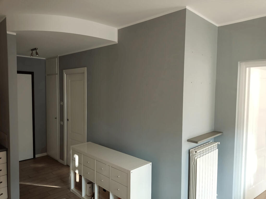 Tinteggiatura interni Tinteggiatura interni casa con grigio perla e bianco