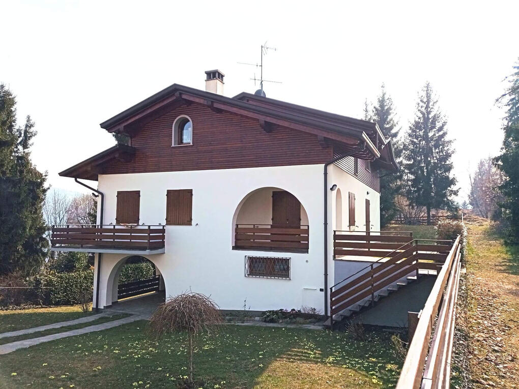 Verniciatura esterni Ripristino facciata casa e sottotetto in legno