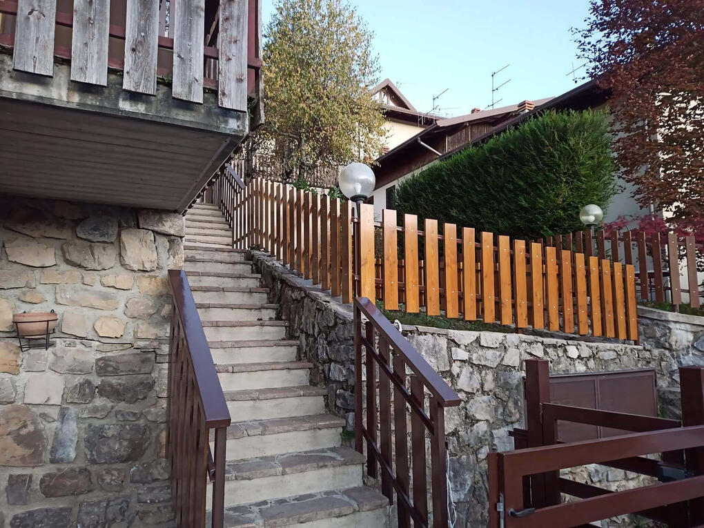 Tinteggiatura staccionate Ripristino legno di larice nuovo con vernice Sikkens cetol filter
