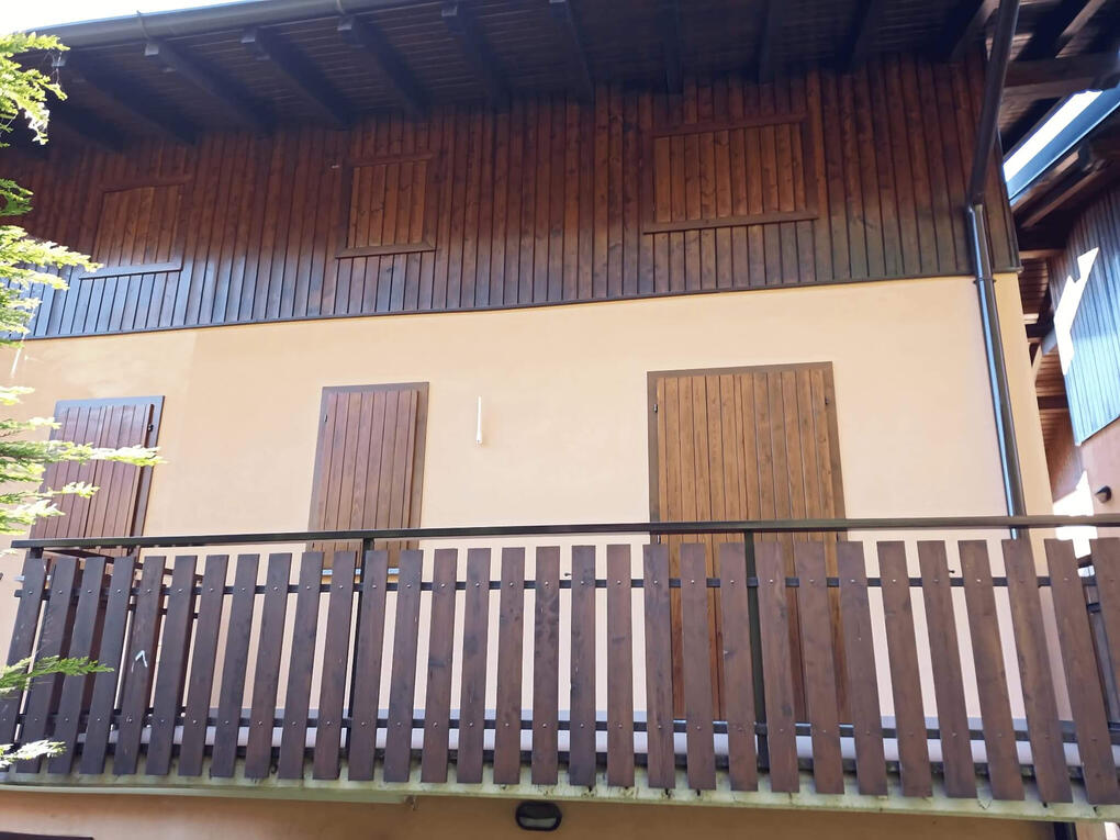 Verniciatura parapetto Riparazione crepe e nuova pittura lavabile al quarzo per esterno